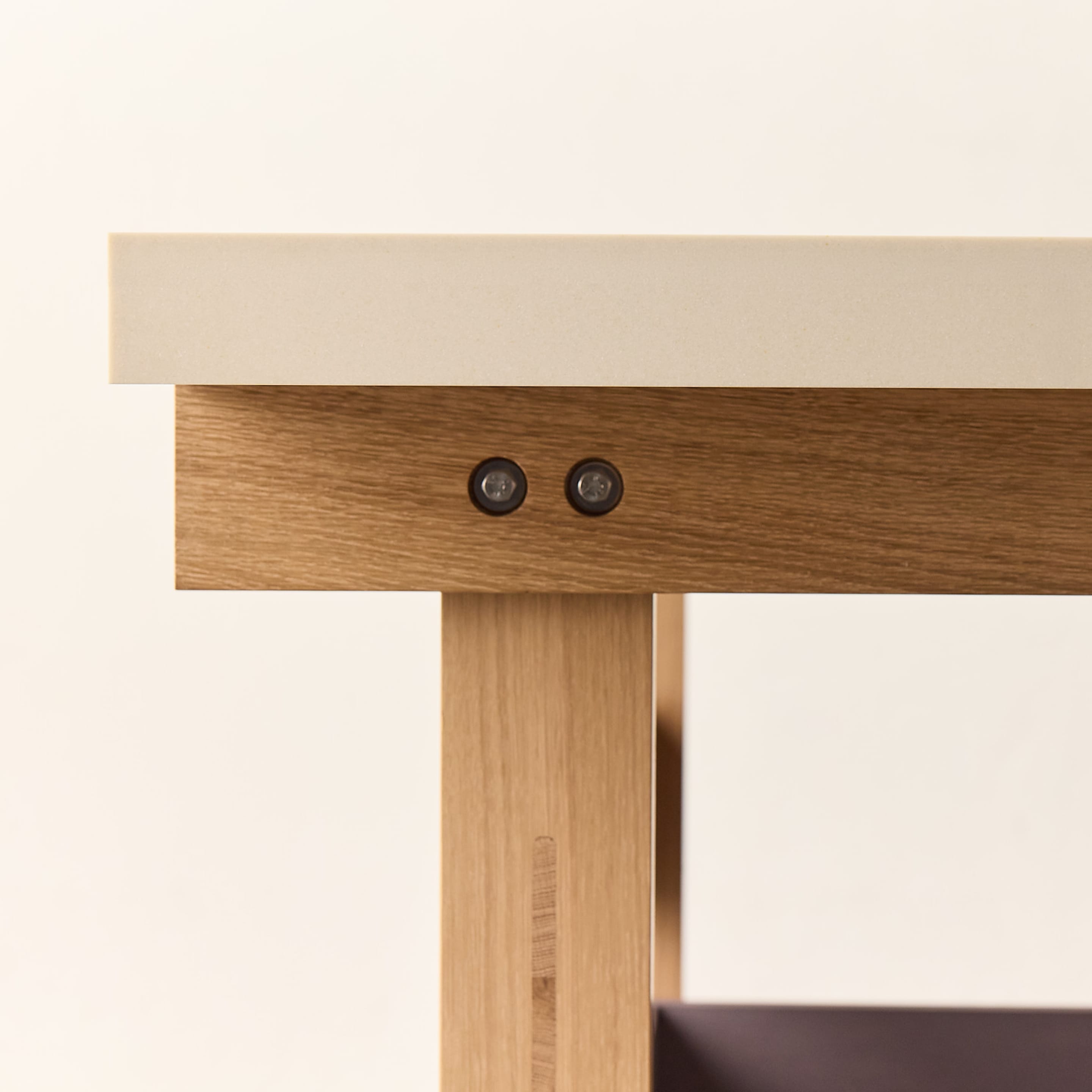 Detailansicht: The Bench Gestell in Massivholz Eiche mit heller Mineralkomposit-Arbeitsplatte